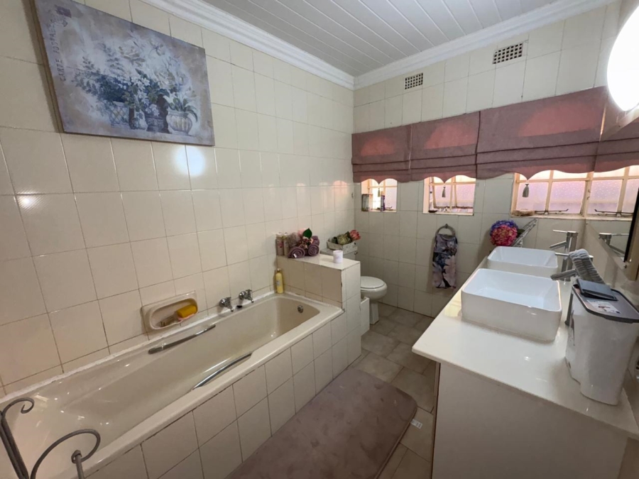 4 Bedroom Property for Sale in Safari Gardens North West